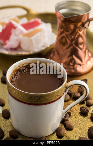 Vintage tazza di caffè turco e bronzo tradizionale caffettiera servita nel vassoio di bronzo con le delizie turche Foto Stock