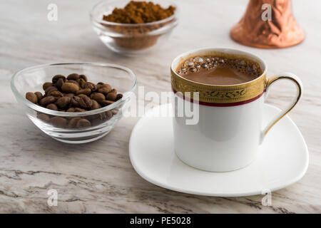 Vintage tazza di caffè turco e bronzo tradizionale caffè servito su marmo Foto Stock