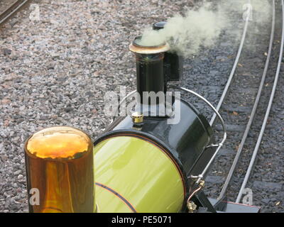 Eastleigh Lakeside ferrovie a vapore è un ottimo posto per prendere i bambini per corse su una miniatura del treno a vapore; vicino a Southampton in Hampshire. Foto Stock