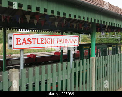 Eastleigh Lakeside ferrovie a vapore è un ottimo posto per prendere i bambini per corse su una miniatura del treno a vapore; vicino a Southampton in Hampshire. Foto Stock