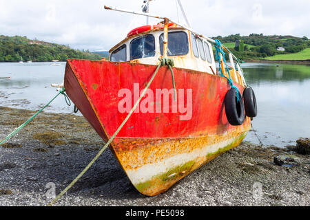 Rusty, arrugginimento nave naufragata hull legato su una insenatura battigia. Foto Stock