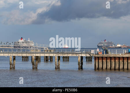 La Cunard Queen Victoria nave di crociera (l) e la nave sorella, la Cunard Queen Mary 2 nave da crociera ¨ lasciare Southampton Dock . foto da Andrew Orch Foto Stock