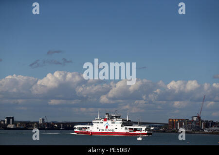 Un Imbuto Rosso traghetto per auto lascia Southampton Dock . foto da Andrew Orchard/Alamy stock photo Foto Stock