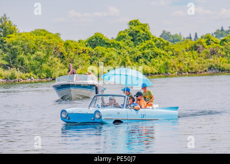 La famiglia gode di una crociera nelle loro auto anfibia sul lago Couchiching vicino a Orillia Ontario in Canada. Foto Stock