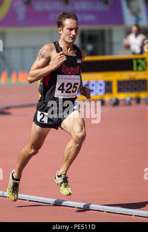 Stati Uniti Via atleta Daniel Castello (a destra), compete negli uomini 1500m la concorrenza a 2015 Sesto CISM World Games.CISM World Games prevede la possibilità per gli atleti di oltre un centinaio di diverse nazioni a venire insieme e godere di amicizia attraverso lo sport. Il sesto convegno annuale CISM World Games sono detenuti a bordo Mungyeong, Corea del Sud, 30 settembre-ottobre 11th. (U.S. Marine Corps foto di Cpl. La Giordania E. Gilbert/rilasciato) Foto Stock