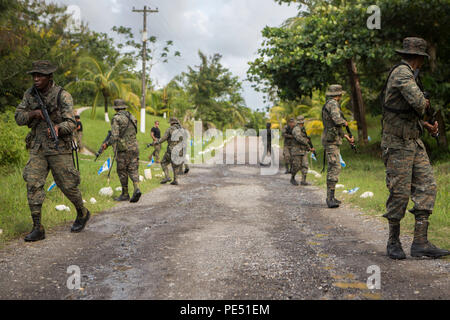 Marines e soldati con Brigada de Infanteria Marina pattugliano la pratica come parte dell'applicazione pratica porzione di un combattimento urbano corso guidato da U.S. Marines della cooperazione in materia di sicurezza Team-Guatemala per scopi speciali Air-Ground Marine Task Force Comando meridionale, in Puerto Barrios, Guatemala, Sett. 22, 2015. SPMAGTF-SC è uno spiegamento temporaneo di Marines e marinai in tutta l'Honduras, El Salvador, Guatemala e il Belize con un focus sulla costruzione e il mantenimento di capacità di partnership con ciascun paese attraverso i valori condivisi, le sfide e le responsabilità. (U.S. Marine Corps foto di Lanc Foto Stock