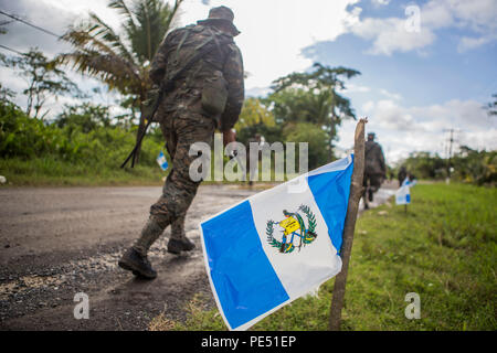 Marines e soldati con Brigada de Infanteria Marina pattugliano la pratica come parte dell'applicazione pratica porzione di un combattimento urbano corso guidato da U.S. Marines della cooperazione in materia di sicurezza Team-Guatemala per scopi speciali Air-Ground Marine Task Force Comando meridionale, in Puerto Barrios, Guatemala, Sett. 22, 2015. SPMAGTF-SC è uno spiegamento temporaneo di Marines e marinai in tutta l'Honduras, El Salvador, Guatemala e il Belize con un focus sulla costruzione e il mantenimento di capacità di partnership con ciascun paese attraverso i valori condivisi, le sfide e le responsabilità. (U.S. Marine Corps foto di Lanc Foto Stock