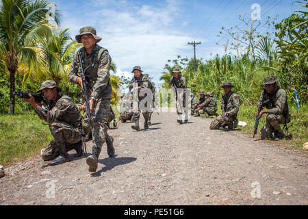 Marines e soldati con la Brigada de Infanteria condotta Marina pattugliano come parte dell'applicazione pratica porzione di un combattimento urbano corso guidato da U.S. Marines della cooperazione in materia di sicurezza Team-Guatemala, Special Purpose Marine compito Air-Ground Force-Southern comando, in Puerto Barrios, Guatemala, Sett. 24, 2015. SPMAGTF-SC è uno spiegamento temporaneo di Marines e marinai in tutta l'Honduras, El Salvador, Guatemala e il Belize con un focus sulla costruzione e il mantenimento di capacità di partnership con ciascun paese attraverso i valori condivisi, le sfide e le responsabilità. (U.S. Marine Corps foto di L Foto Stock