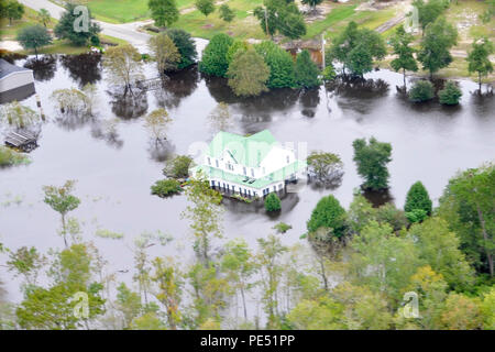 Un Coast Guard sorvolamento mostra gli effetti perduranti della inondazioni nella zona del fiume nero, in Sumpter County, S.C., 6 ott. 2015. (U.S. Coast Guard foto) Foto Stock