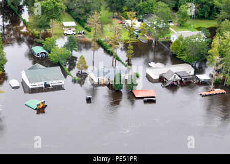 Un Coast Guard sorvolamento mostra gli effetti perduranti della inondazioni nella zona del fiume nero, in Sumpter County, S.C., 6 ott. 2015. (U.S. Coast Guard foto) Foto Stock