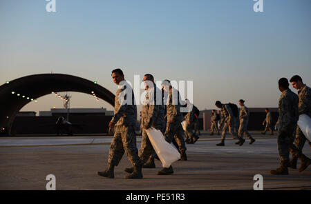 Il 29 settembre 2015, Airmen condusse una missione flightline presso la base aerea di Osan, Repubblica di Corea, per rimuovere i detriti di corpi estranei rimasti dopo i lavori di ristrutturazione dell'aeroporto. Centinaia di persone hanno partecipato per garantire piste sicure e proteggere gli aeromobili da potenziali danni. L'operazione ha sottolineato il lavoro di squadra, la sicurezza operativa e la conformità agli standard del campo di aviazione, mantenendo al contempo la disponibilità e la sicurezza della flightline della base nelle prime ore del mattino. Foto Stock