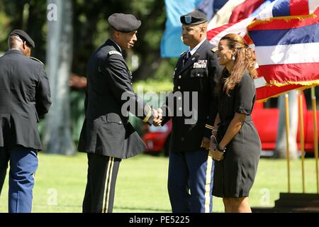 Gen. Vincenzo K. Brooks (centro) comandante generale, U.S. Pacifico esercito, si congratula con il Chief Warrant Officer 4 Salomone A. Moody, di Honolulu, Hawaii, per il suo encomiabile il pensionamento in sesto la celebrazione trimestrale del servizio cerimonia tenutasi nello storico Palm Circle, Fort Shafter, Hawaii, Ott 2. Il USARPAC Celebrazione del servizio cerimonia ha riunito la Famiglia, gli amici e i colleghi del honorees come sono venuti insieme per un cerimoniale di espressione di apprezzamento e di gratitudine per tutti i honorees hanno fatto per gli Stati Uniti Pacifico esercito, per gli Stati Uniti Esercito e per la propria nazione. (U.S. Esercito foto di Sgt. Foto Stock