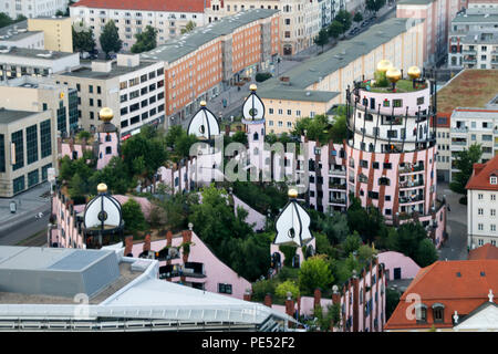 Magdeburg, Germania - 9 Giugno 2018: vista dalla torre della cattedrale per la casa Hundertwasser a Magdeburgo, in Germania. Foto Stock