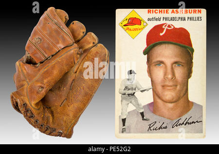 Un degli anni cinquanta Hutch 40L Richie Ashburn autografate guanto da baseball e un originale 1954 Richie Ashburn baseball card Foto Stock