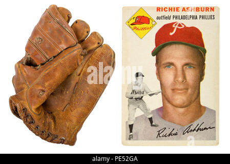 Un degli anni cinquanta Hutch 40L Richie Ashburn autografate guanto da baseball e un originale 1954 Richie Ashburn baseball card Foto Stock