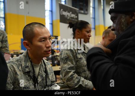 Primo Lt. Stan Pang, 108th gruppo medico, New Jersey Air National Guard e controlla la pressione del sangue di un senzatetto veterano presso il New Jersey Dipartimento di militari e degli Affari dei Veterani Stand All Day presso la John F. Kennedy Recreation Centre in Newark, N.J., su 10 Ottobre, 2015. Il supporto verso il basso il giorno consente di veterani per ottenere tanto bisogno di cure e di servizi da una vasta gamma di organismi statali e delle organizzazioni senza scopo di lucro. Membri della 108th gruppo medico sono state fornendo un'assistenza presso lo stand giù giorni per più di dieci anni e sono state fornendo il sangue dei controlli di pressione come un mezzo per avere conversazioni con il Foto Stock