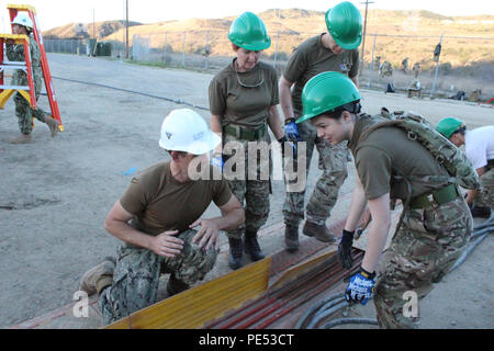 CAMP PENDLETON, California (Ott. 10, 2015) DEGLI STATI UNITI Navy Utilitiesman 1a classe Benjamin Smetana spiega come eseguire un potere expeditionary struttura medica ai membri dell'Esercito britannico come parte del funzionamento serpente integrato, un giunto, bilaterali esercizio di formazione tra gli Stati Uniti Marina e dell'Esercito britannico svolge in medicina della marina militare operativo il Centro di formazione, il distacco Marine Expeditionary Medical Training Institute. (U.S. Navy foto di HM3 Fallon Major/rilasciato) Foto Stock