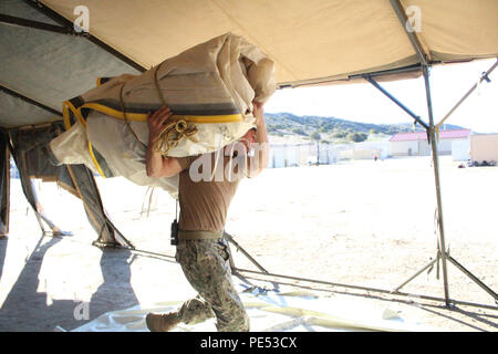 CAMP PENDLETON, California (Ott. 10, 2015) DEGLI STATI UNITI Navy Builder 2a classe Corey Roberts porta la protezione collettiva la camicia per un temprato chimicamente expeditionary struttura medica come parte del funzionamento integrato di serpente. (U.S. Navy foto di HM3 Fallon Major/rilasciato) Foto Stock