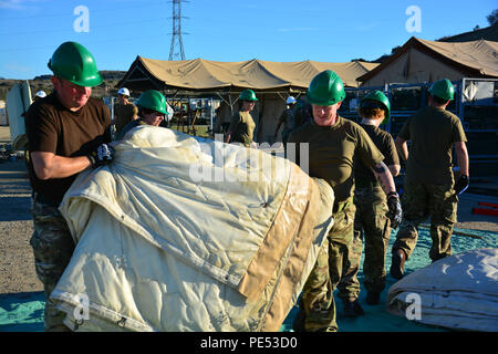 CAMP PENDLETON, California (Ott. 10, 2015) i soldati provenienti dal Regno Unito la seconda brigata medica disassemblare un expeditionary struttura medica come parte del funzionamento serpente integrato, un giunto, bilaterali esercizio di formazione tra gli Stati Uniti Marina e dell'Esercito britannico svolge in medicina della marina militare operativo il Centro di formazione, il distacco Marine Expeditionary Medical Training Institute. (U.S. Navy foto di Lt. Eric S. Vorm/rilasciato) Foto Stock