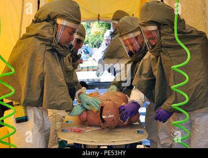 151008-N-QK202-138 Yokosuka, Giappone (Ott 8, 2015) velisti assegnati per la decontaminazione (DECON) team di U.S. Naval Hospital (USNH) Yokosuka strofinare le simulato un paziente durante una contaminazione trapano. Il trapano incluso il tempo di esercizio che richiedono il DECON team per la configurazione di tutte le attrezzature e mettere su un equipaggiamento protettivo personale in meno di venti minuti e per decontaminare le tre pazienti. USNH Yokosuka è il più grande militare statunitense di impianto di trattamento sulla terraferma in Giappone la cura per circa 43.000 i beneficiari ammissibili. (U.S. Navy foto di Tim Jensen/rilasciato) Foto Stock