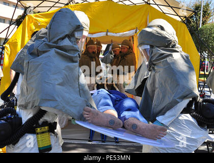 Le attività della flotta Yokosuka (FLEACT), Yokosuka, Giappone (Ott 8, 2015)-velisti assegnati per la decontaminazione (DECON) team di U.S. Naval Hospital (USNH) Yokosuka al trasporto di un manichino per una tenda doccia durante un trapano di decontaminazione, Ott 8. Il trapano incluso il tempo di esercizio che richiedono il DECON team per la configurazione di tutte le attrezzature e mettere su un equipaggiamento protettivo personale in meno di venti minuti e per decontaminare le tre pazienti. USNH Yokosuka è il più grande militare statunitense di impianto di trattamento sulla terraferma in Giappone la cura per circa 43.000 i beneficiari ammissibili. (U.S. Navy foto di Tim Jensen/rele Foto Stock