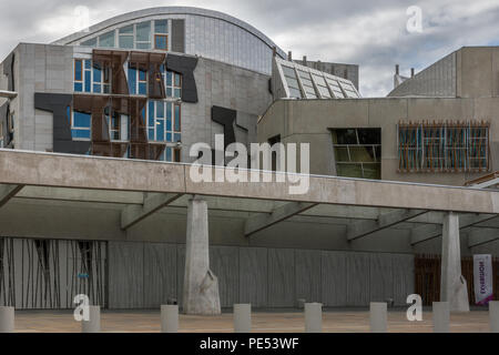 Edimburgo, Scozia, Regno Unito - 12 Giugno 2012: architettura moderna della facciata anteriore del parlamento scozzese sotto nuvoloso cielo scuro. Foto Stock