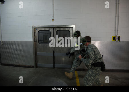 Stati Uniti Army Spc. Richard Fletcher e SPC. William Crankshaw, entrambi i poliziotti militari con la direzione dei servizi di emergenza, U.S. Army Garrison Benelux, cerca camere nella base della vecchia caserma come essi eseguono active shooter operazioni per una legge sulla certificazione Wingene Air Base, Wingene, Belgio, Ottobre 8, 2015. (U.S. Esercito foto di Visual Information Specialist Pierre-Etienne Courtejoie/rilasciato) Foto Stock