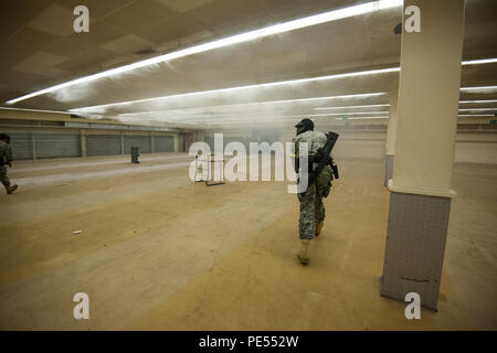 Stati Uniti Army Spc. William Crankshaw e SPC. Richard Fletcher, entrambi i poliziotti militari con la direzione dei servizi di emergenza, U.S. Army Garrison Benelux, cerca la base della vecchia caserma come essi eseguono active shooter per le operazioni di un'autorità di certificazione, su Wingene Air Base, Wingene, Belgio, Ottobre 8, 2015. (U.S. Esercito foto di Visual Information Specialist Pierre-Etienne Courtejoie/rilasciato) Foto Stock