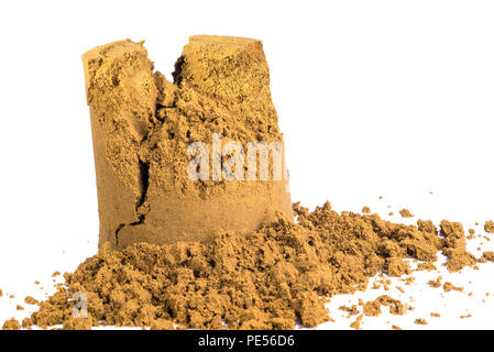 Schiacciato e distrutto sandcastle, isolata su uno sfondo bianco. Foto Stock