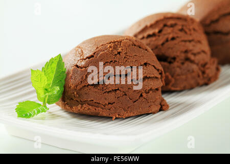 Palline di cioccolato mandorle crema di ghiaccio su piastra Foto Stock