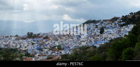 Vista panoramica illuminata a luce solare, città blu, Chefchaoue, Marocco. Foto Stock