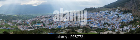 Vista panoramica illuminata a luce solare, città blu, Chefchaoue, Marocco. Foto Stock