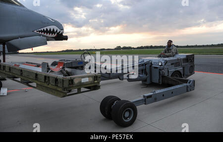 Stati Uniti Air Force Airman 1. Classe Malik Ware, 74Expeditionary Fighter Squadron carico di armi membro di equipaggio, esegue il backup di un caricatore di armi dopo il caricamento di una formazione missile guidato su un A-10 Thunderbolt II attacco aereo, in preparazione per la prima sortita volato durante un teatro Security Package Deployment a Amari Air Base, Estonia, Sett. 23, 2015. Come un carico di armi membro di equipaggio, Ware è incaricato di preparare le munizioni prima del caricamento sull'aeromobile. (U.S. Air Force foto di Andrea Jenkins/rilasciato) Foto Stock