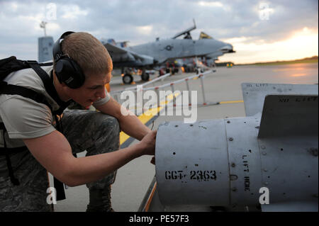 Stati Uniti Air Force Airman 1. Classe Austin Kobus, 74Expeditionary Fighter Squadron carico di armi membro di equipaggio, rimuove il cinturino di messa a terra dalla formazione di un missile per preparare per il caricamento di munizioni per la prima A-10 Thunderbolt II attacco aereo sortie durante un teatro Security Package Deployment a Amari Air Base, Estonia, Sett. 23, 2015. Come un carico di armi membro di equipaggio, Kobus è incaricato di preparare le munizioni per il caricamento. (U.S. Air Force foto di Andrea Jenkins/rilasciato) Foto Stock