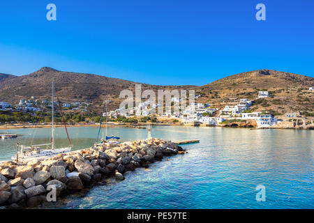 Il bellissimo porticciolo di Sikinos Island, Grecia. Foto Stock