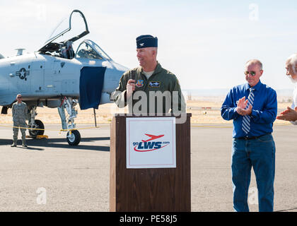 Col. Tim Donnellan, 124Fighter Wing Commander, risolve una folla di tifosi nel corso di un aeromobile dedizione cerimonia al Lewiston-Nez Perce aeroporto regionale il 7 settembre 23, 2015. L'Idaho Air National Guard ha onorato la città di Lewiston con un aeromobile arte dedizione. I funzionari della città da Lewiston ha partecipato alla cerimonia insieme con i membri interessati del pubblico. (Air National Guard foto di Tech. Sgt. John Winn) Foto Stock