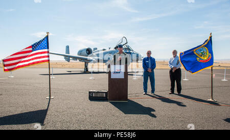 Col. Tim Donnellan, 124Fighter Wing Commander, risolve una folla di tifosi nel corso di un aeromobile dedizione cerimonia al Lewiston-Nez Perce aeroporto regionale il 7 settembre 23, 2015. L'Idaho Air National Guard ha onorato la città di Lewiston con un aeromobile arte dedizione. I funzionari della città da Lewiston ha partecipato alla cerimonia insieme con i membri interessati del pubblico. (Air National Guard foto di Tech. Sgt. John Winn) Foto Stock