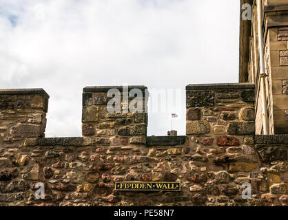 Xvi secolo Flodden difensivo parete con segno e Union Jack flag battenti in background, Edimburgo, Scozia, Regno Unito Foto Stock