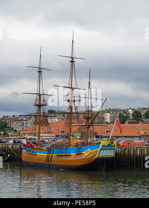 Scala completa replica del capitano James Cook la nave di impegno ora aperto come attrazione turistica e mostra ormeggiato a sforzarsi Wharf Whitby Foto Stock