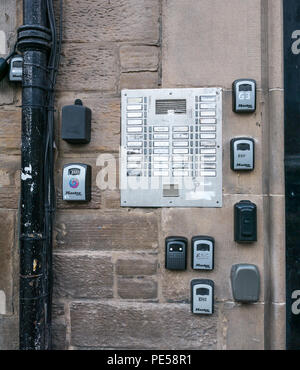 La proliferazione di AirBnB o breve termine lasciate il tasto cassaforte sulla porta d'ingresso, Grassmarket, Edimburgo, Scozia, Regno Unito Foto Stock