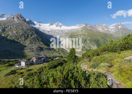 Sentiero di montagna che conduce a Berlino storica capanna nella Zillertal con il ghiacciaio Waxgkees, Monte Grosser Moeseler e il corno Schoenbichler, Austria Foto Stock