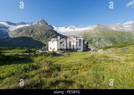 Storico rifugio di Berlino nella Zillertal con il ghiacciaio Waxgkees, Monte Grosser Moeseler e il corno Schoenbichler, Austria Foto Stock