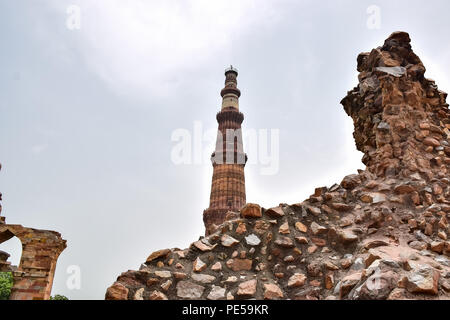 La struttura in rovina i tagli attraverso il punto di vista del Qutub Minar a Delhi in India. Indias più alto tower Qutub Minar in piedi 73 metri alta a Delhi, è il più alto minareto in mattoni e dall'UNESCO patrimonio dell'umanità. Esso rappresenta la indo-islamica stile architettonico, costruito da Qutb-ud-din Aibak come una vittoria Torre nel 1192 D.C. Foto Stock