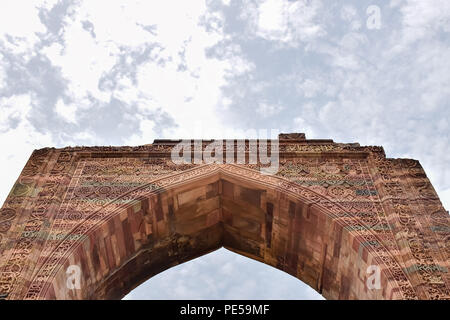 Rovine del portale di ingresso permanente ancora presso il complesso di Qutub a Delhi in India. Qutub Minar in piedi 73 metri alta a Delhi, è il più alto minareto in mattoni e dall'UNESCO patrimonio dell'umanità. Esso rappresenta la indo-islamica stile architettonico, costruito da Qutb-ud-din Aibak come una vittoria Torre nel 1192 D.C. Foto Stock