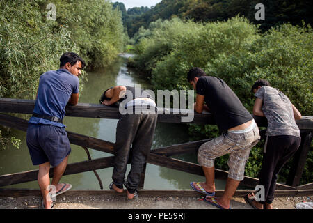 I rifugiati si vede la pesca nel fiume accanto al campo. Profughi che tentano di fare il loro modo nell'Unione europea attraverso la Bosnia vivono qui in Velika Kladusa nel terribile e in condizioni inumane in una tenda in città dopo la chiusura dell'ex rotta balcanica, tende improvvisate sono per la maggior parte solo tetto per uomo, donna e bambini. Le persone tentano di attraversare la frontiera attraverso il cosiddetto 'Jungle", ma dopo aver inserito la Croazia vengono picchiati dalla polizia, telefoni sono schiacciati e spesso il denaro è anche tenuto lontano. Dopo che i rifugiati sono spinti indietro alla Bosnia. Foto Stock