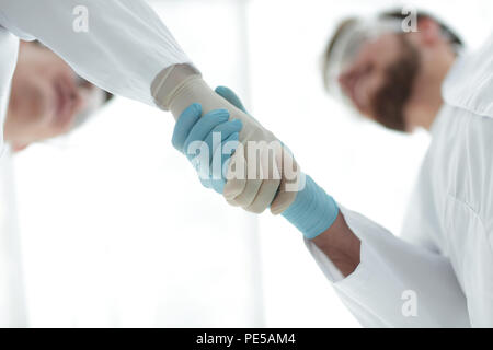 Primo piano.due scienziati agitare le mani. Foto Stock