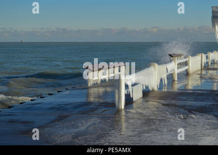 Colore fotografia paesaggio panoramico vista frangiflutti congelamento gelido inverno Meteo sul Lago Michigan litorale Waterfront Park vicino al centro cittadino di Chicago in Illinois Foto Stock