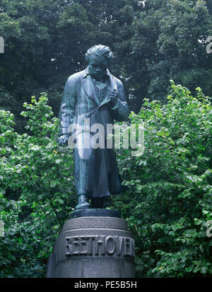 Ludwig van Beethoven (1770-1827). Compositore tedesco. Statua di Hugo Uher (1882-1945), 1929. Karlovy Vary. Repubblica ceca. Foto Stock