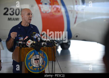 Coast Guard Capt. Contrassegnare Fedor risponde alle domande durante una conferenza stampa presso la guardia costiera Stazione aria Miami, il 5 ottobre 2015. Fedor è il Coast Guard settimo distretto capo della risposta e sovrintende alle operazioni per le attività di ricerca e recupero dei casi. (U.S. Coast Guard foto di Sottufficiali di 2a classe di Mark Barney) Foto Stock