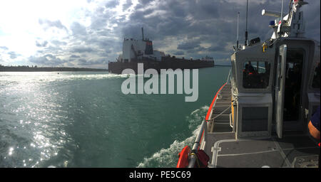 Un equipaggio a bordo di un 45-piede barca di risposta dalla stazione della Guardia Costiera Sault Ste. Marie, Mich si prepara a bordo della motonave Stewart J. Cort sulla St Marys River, Sett. 28, 2015. La stazione equipaggio ha lavorato a stretto contatto con la Guardia Costiera Settore Sault Ste. Marie enforment filiale per effettuare l'imbarco. (U.S. Coast Guard foto di Chief Petty Officer Joel Laufenberg) Foto Stock